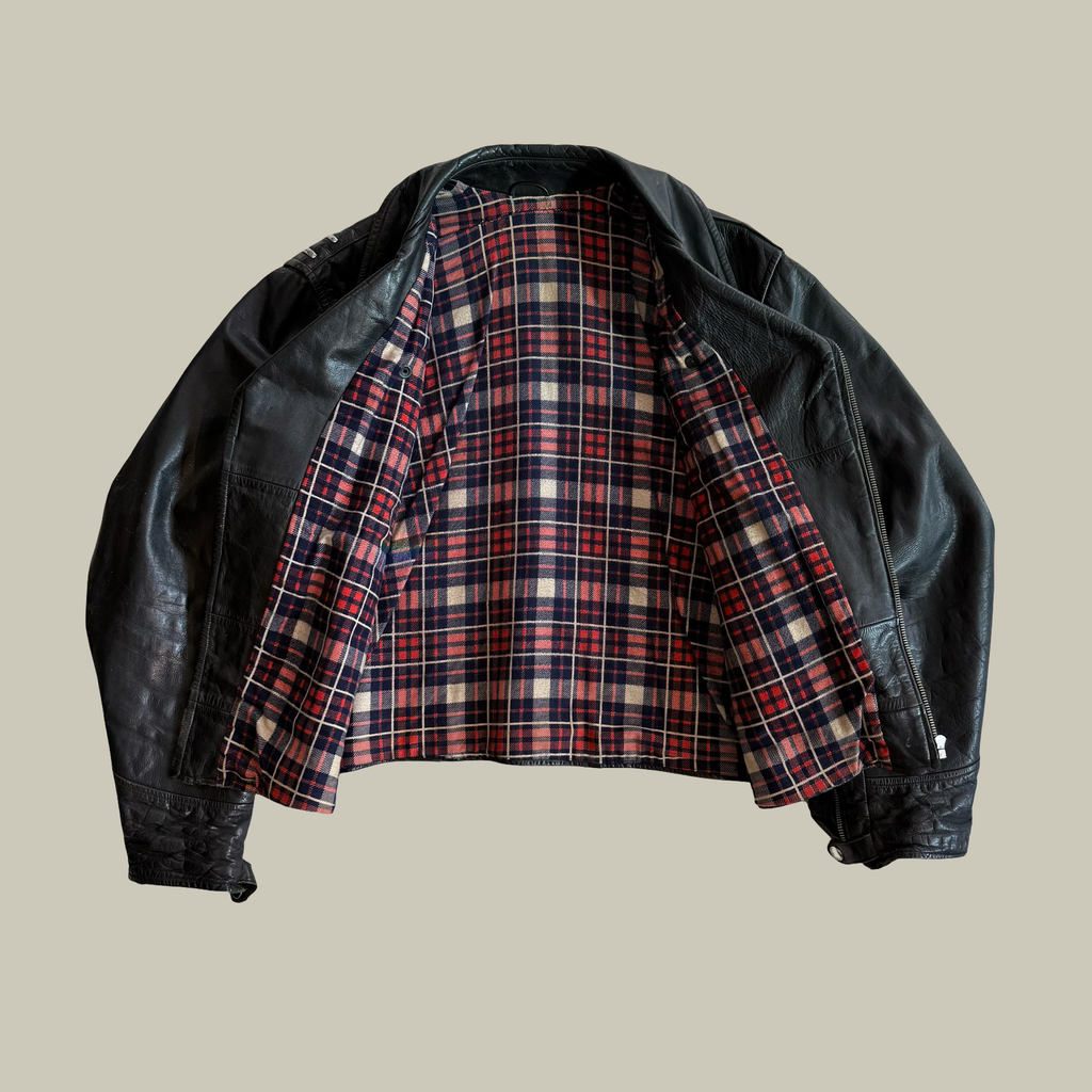 1940S–EARLY 1950S D-POCKET STEERHIDE MOTORCYCLE JACKET CIRCA LATE 1940S