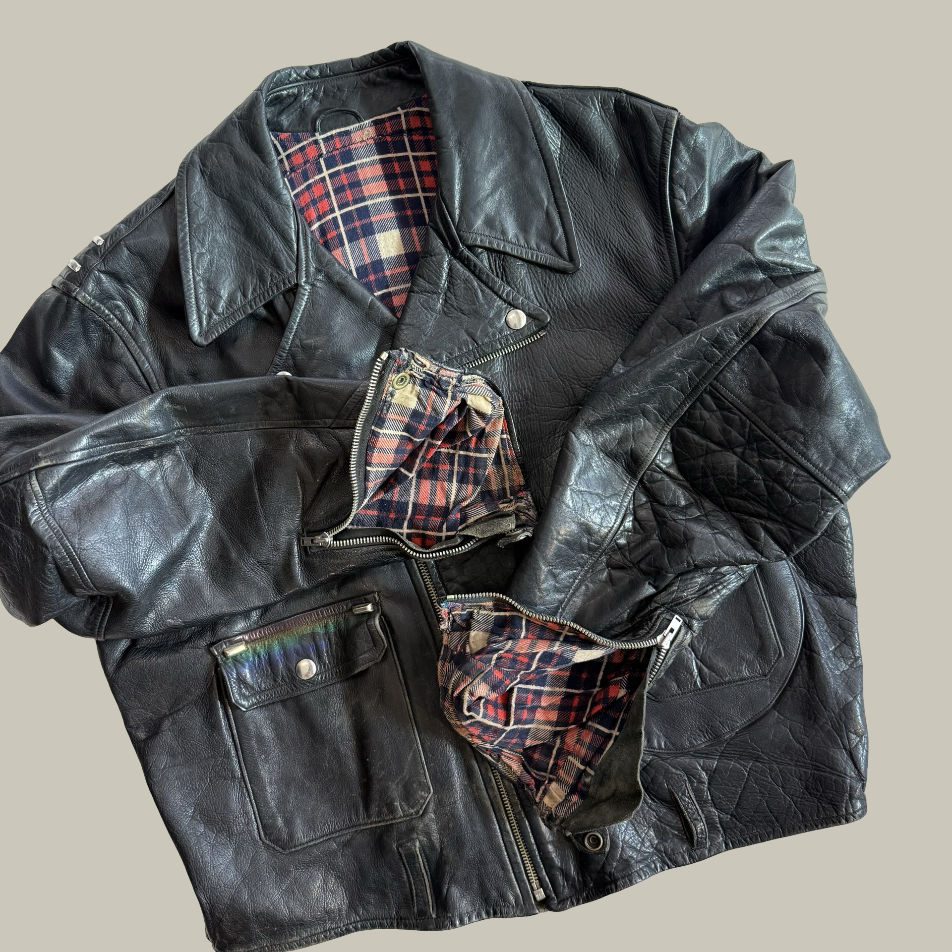 1940S–EARLY 1950S D-POCKET STEERHIDE MOTORCYCLE JACKET CIRCA LATE 1940S